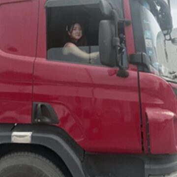 O tânără a renunțat la afacerea cu haine și s-a făcut șoferiță de TIR, în Hong Kong: câștigă 29.000 de dolari pe lună