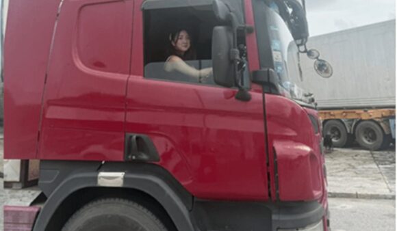 luby-soferita-tir-hong-kong.jpg O tânără a renunțat la afacerea cu haine și s-a făcut șoferiță de TIR, în Hong Kong: câștigă 29.000 de dolari pe lună