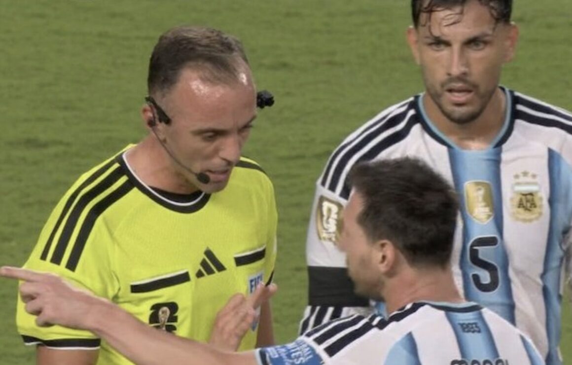 Messi a răbufnit la adresa arbitrului Joao Pinheiro la Argentina