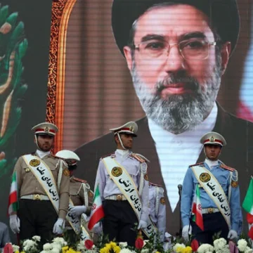 mojtaba-khamenei.webp.webp Liderul Suprem al Iranului, Mojtaba Khamenei, jură „să răzbune” asasinarea tatălui său de către SUA-Israel. Trump a avertizat că Armata SUA va distruge Iranul dacă e asasinat