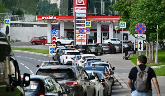 moscova-coada-benzina-profimedia.jpg «Uite ce naiba ai făcut!»”