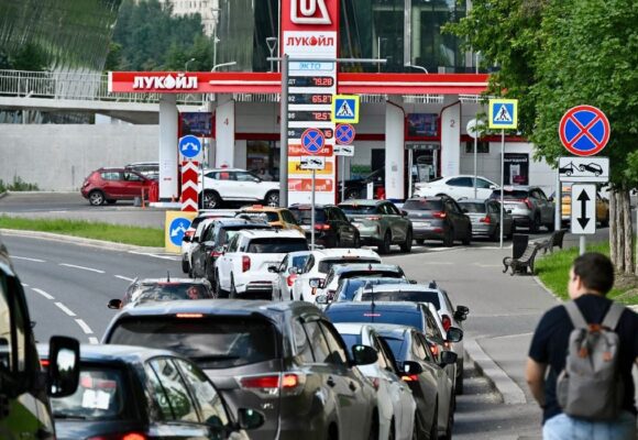 moscova-coada-benzina-profimedia.jpg «Uite ce naiba ai făcut!»”