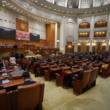 plenul-parlamentului-la-investirea-guvernului-vestea-foto-dumitru-angelescu.jpg parlamentarii. Lefuri mărite în următorii ani cu sume cuprinse în 5.000 și 7.000 de lei