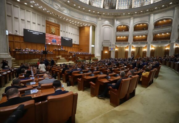 plenul-parlamentului-la-investirea-guvernului-vestea-foto-dumitru-angelescu.jpg parlamentarii. Lefuri mărite în următorii ani cu sume cuprinse în 5.000 și 7.000 de lei
