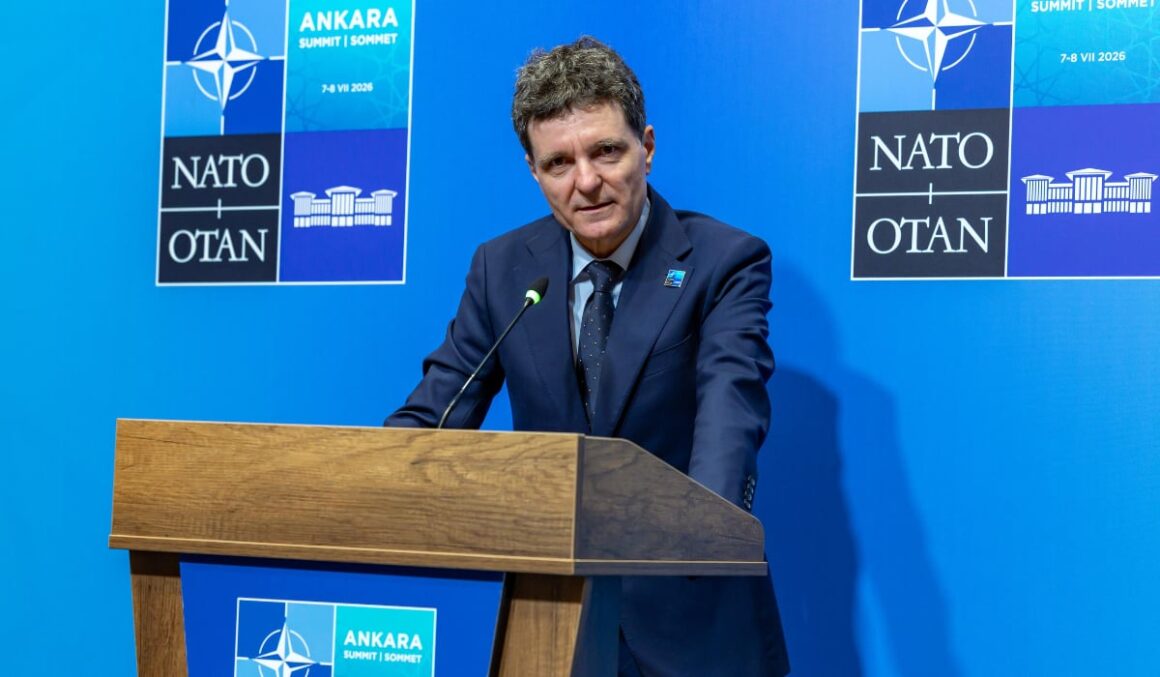 presedintele-nicusor-dan-la-nato.jpg Nicușor Dan a primit un pistol Gumusay de la Recep Tayyip Erdogan. Ce va face cu arma