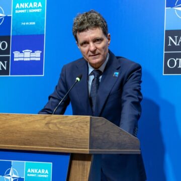 presedintele-nicusor-dan-la-nato.jpg Nicușor Dan a primit un pistol Gumusay de la Recep Tayyip Erdogan. Ce va face cu arma