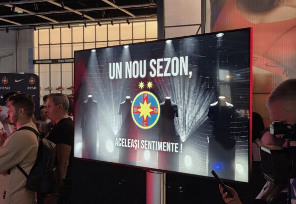 prezentare-noul-tricou-fcsb-sezonul-2026-2027-birligea-tanase-multime-sute-fani-scaled.jpeg Cum arată noul tricou FCSB pentru sezonul 2026-2027! Show la prezentare cu Bîrligea şi Tănase