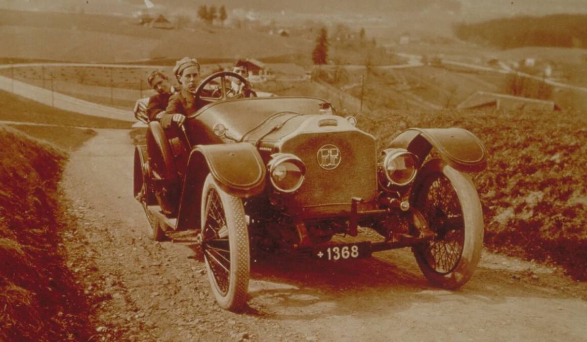 primele-masini-elvetia.jpg De ce mașinile au fost trase de cai, cu motorul oprit, timp de 25 de ani într-o regiune din Elveția. Legea bizară care i-a încurcat pe șoferi