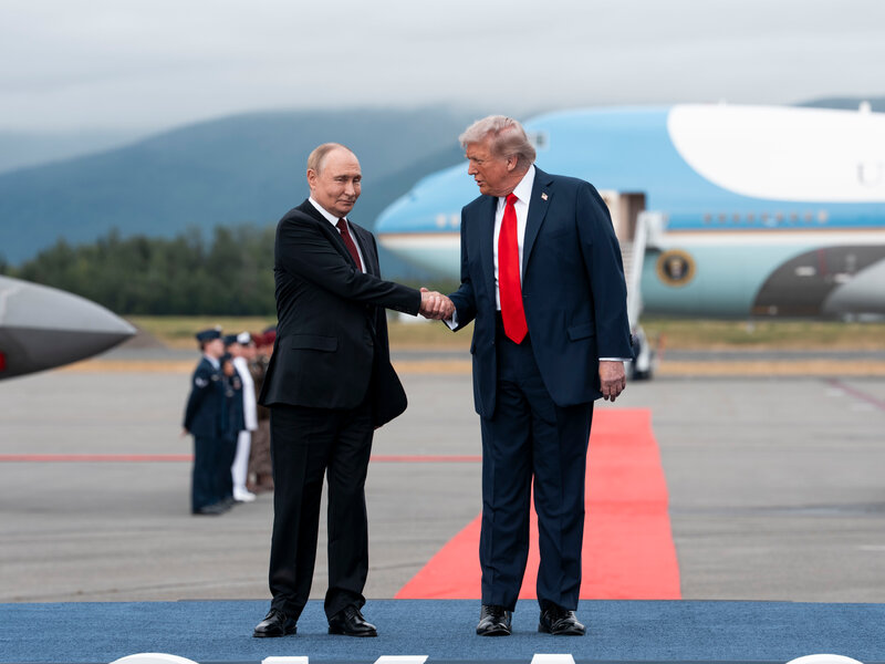 putin-trump.jpg Putin i-a trimis lui Trump, de Ziua Independenței SUA, o felicitare neobișnuit de caldă și informală: „Dear Donald”