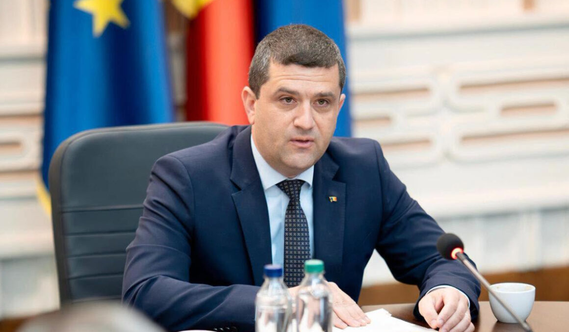 radu-miruta-2-1.jpg Radu Miruţă dezminte că ar fi plătit 2.500-2.700 de euro pe noapte, în vacanță. Cât a costat, de fapt, sejurul cu familia