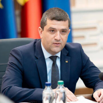 radu-miruta-2-1.jpg Radu Miruţă dezminte că ar fi plătit 2.500-2.700 de euro pe noapte, în vacanță. Cât a costat, de fapt, sejurul cu familia