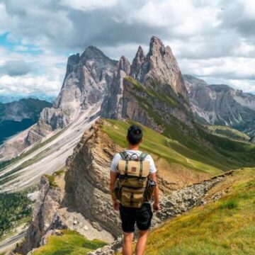 secada-dolomites-italy-travel-photo-20221225102052482-main-image-740x415.jpg Românii au cheltuit cu 400 mil. euro mai mult pe vacanțe în străinătate în primele patru luni. Suma totală a ajuns la 2,9 miliarde de euro