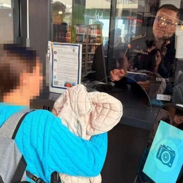 a confundat două surori gemene în România