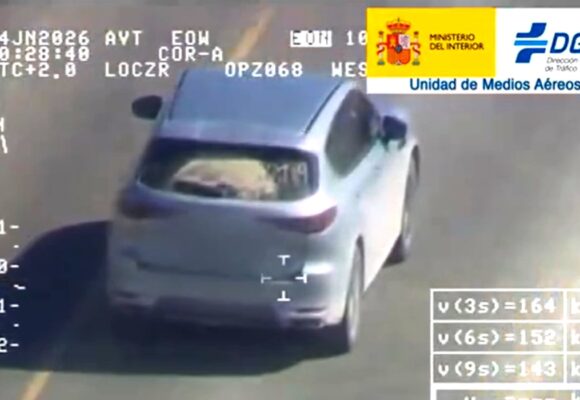 sofer-viteza-spania.jpg Șofer filmat circulând cu 128 km/h peste limita legală, pe un drum din Spania. Ce sancțiuni riscă