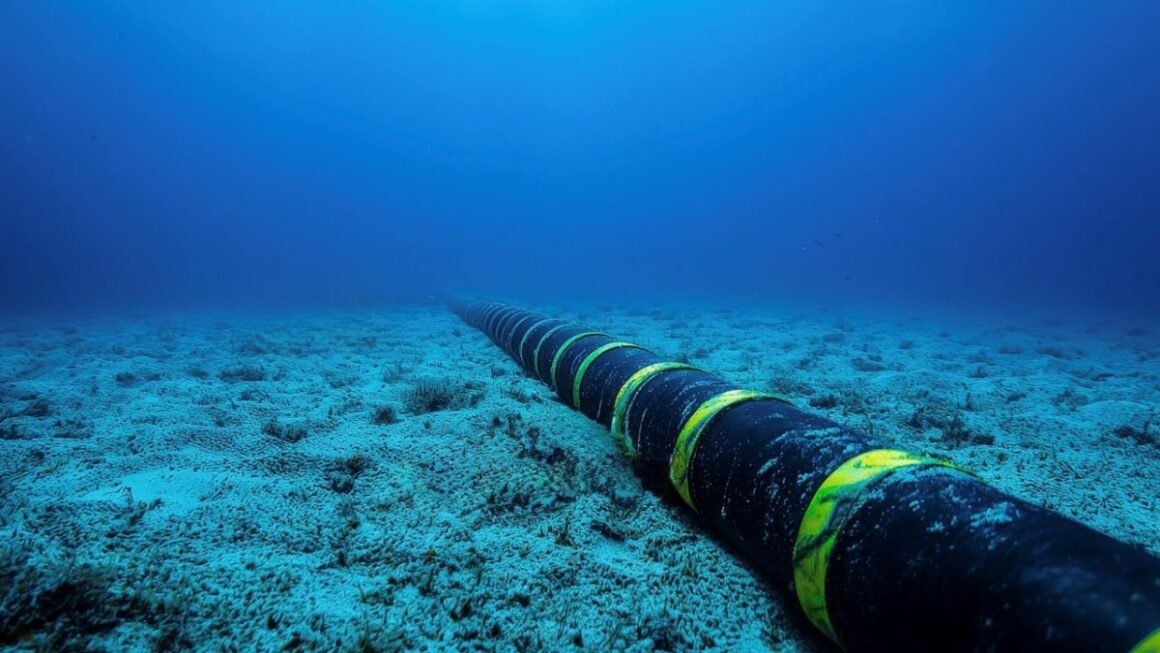 submarine-subsea-cable-source-adobe-19535-1200x675.jpeg Cablurile submarine sunt noua țintă în războaiele hibride ale Rusiei și Chinei. Google lansează sistemul de cabluri submarine Nuvem, un nou coridor digital între America de Nord și Europa