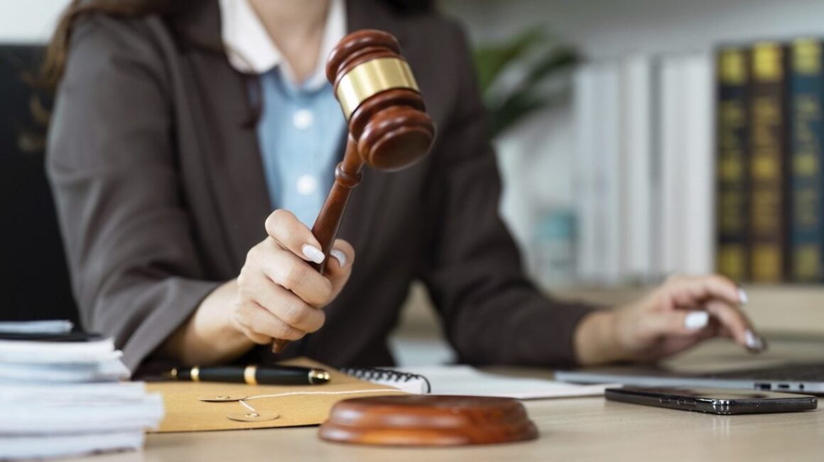 Judecătorii și procurorii, arși la buzunar pe noua lege a salarizării. Diminuare de până la 15.000 de lei