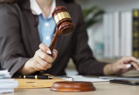 Judecătorii și procurorii, arși la buzunar pe noua lege a salarizării. Diminuare de până la 15.000 de lei