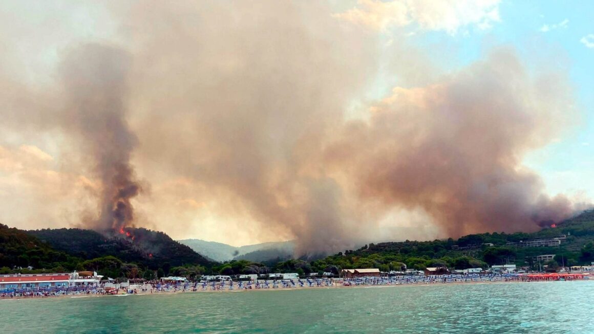 un-incendiu-forestier-puternic-acopera-statiunea-litorala-italiana-peschici-foto-profimedia-e1785095539511.jpg Sute de turiști au fost evacuați pe mare din cauza unui incendiu izbucnit într-o stațiune din Italia