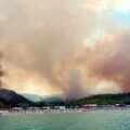 Sute de turiști au fost evacuați pe mare din cauza unui incendiu izbucnit într-o stațiune din Italia