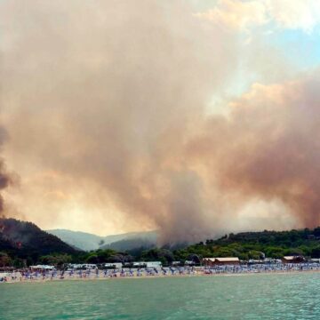 Sute de turiști au fost evacuați pe mare din cauza unui incendiu izbucnit într-o stațiune din Italia