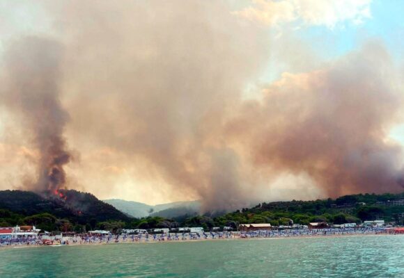 Sute de turiști au fost evacuați pe mare din cauza unui incendiu izbucnit într-o stațiune din Italia