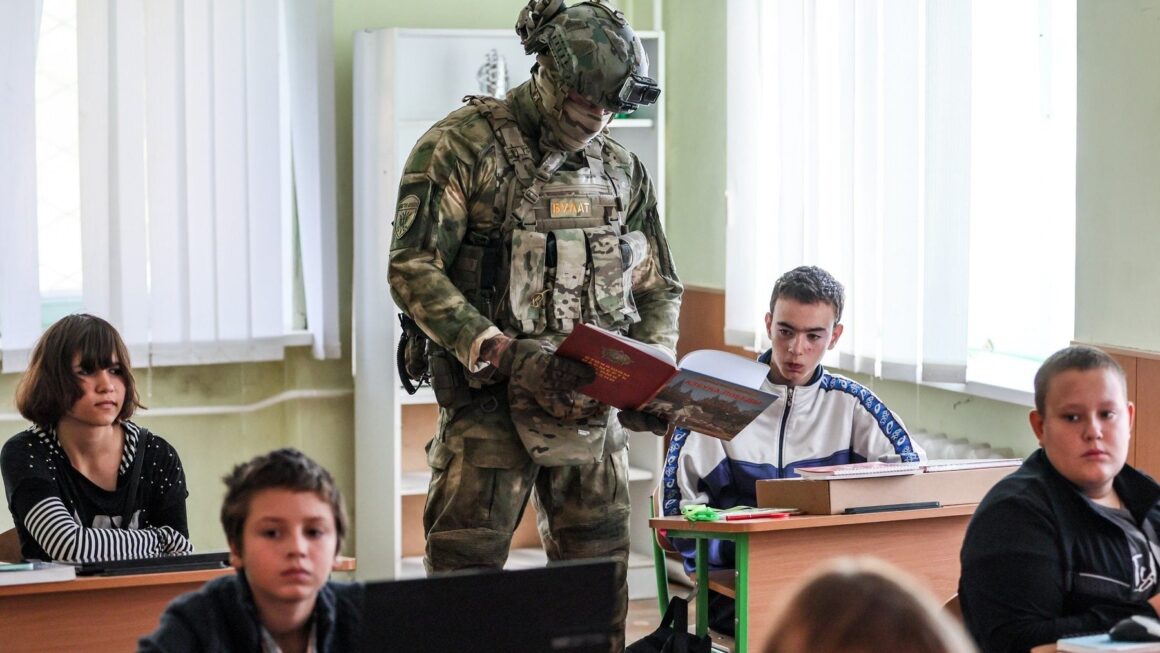 un-soldat-din-garda-nationala-rusa-intr-o-scoala-din-kurahove-regiunea-donetk-foto-profimedia-e1783626739168.jpg „Infracțiune de război” / Raport OSCE