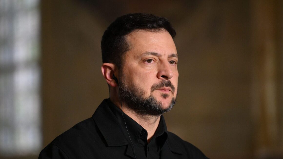 volodimir-zelenski-la-summitul-coalitiei-de-vointa-foto-profimedia-e1783973713523.jpg Volodimir Zelenski anunță „un acord important” și „istoric” cu Donald Trump: „Echipele noastre lucrează acum”