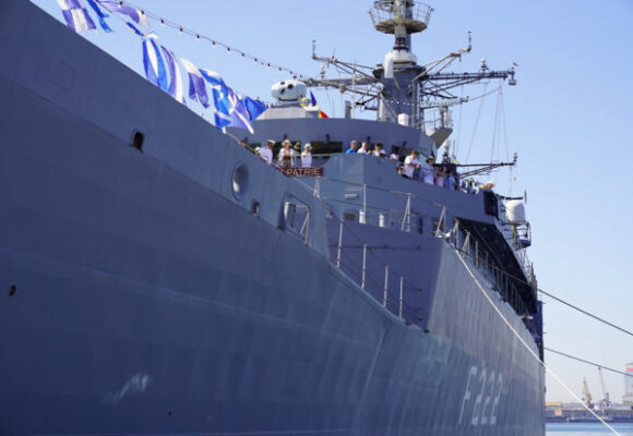 44266-m.jpg După aproape cinci ani de război la granița noastră, generalii români cer schimbarea legislației pentru a putea apăra porturile militare şi anunţă instalarea unor senzori moderni. Majoritatea bazelor militare terestre, aeriene şi navale din România nu au senzori care să depisteze dronele
