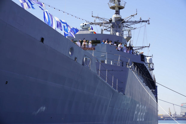 44266-m.jpg După aproape cinci ani de război la granița noastră, generalii români cer schimbarea legislației pentru a putea apăra porturile militare şi anunţă instalarea unor senzori moderni. Majoritatea bazelor militare terestre, aeriene şi navale din România nu au senzori care să depisteze dronele