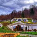 Uită de camera clasică de hotel. Cazările din România unde poți dormi într-un TAB, într-un dom, pe apă sau într-o cazare construită într-un deal