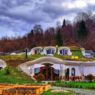 457832725.jpg Uită de camera clasică de hotel. Cazările din România unde poți dormi într-un TAB, într-un dom, pe apă sau într-o cazare construită într-un deal