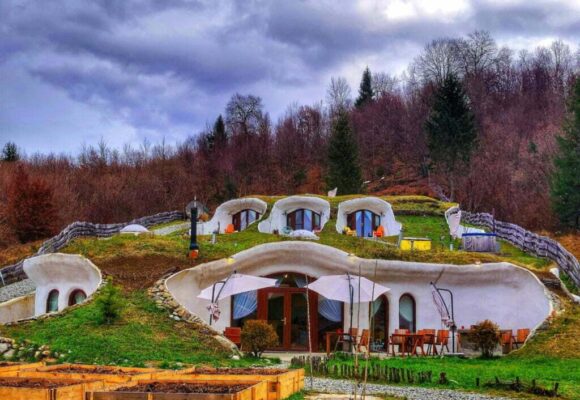 Uită de camera clasică de hotel. Cazările din România unde poți dormi într-un TAB, într-un dom, pe apă sau într-o cazare construită într-un deal