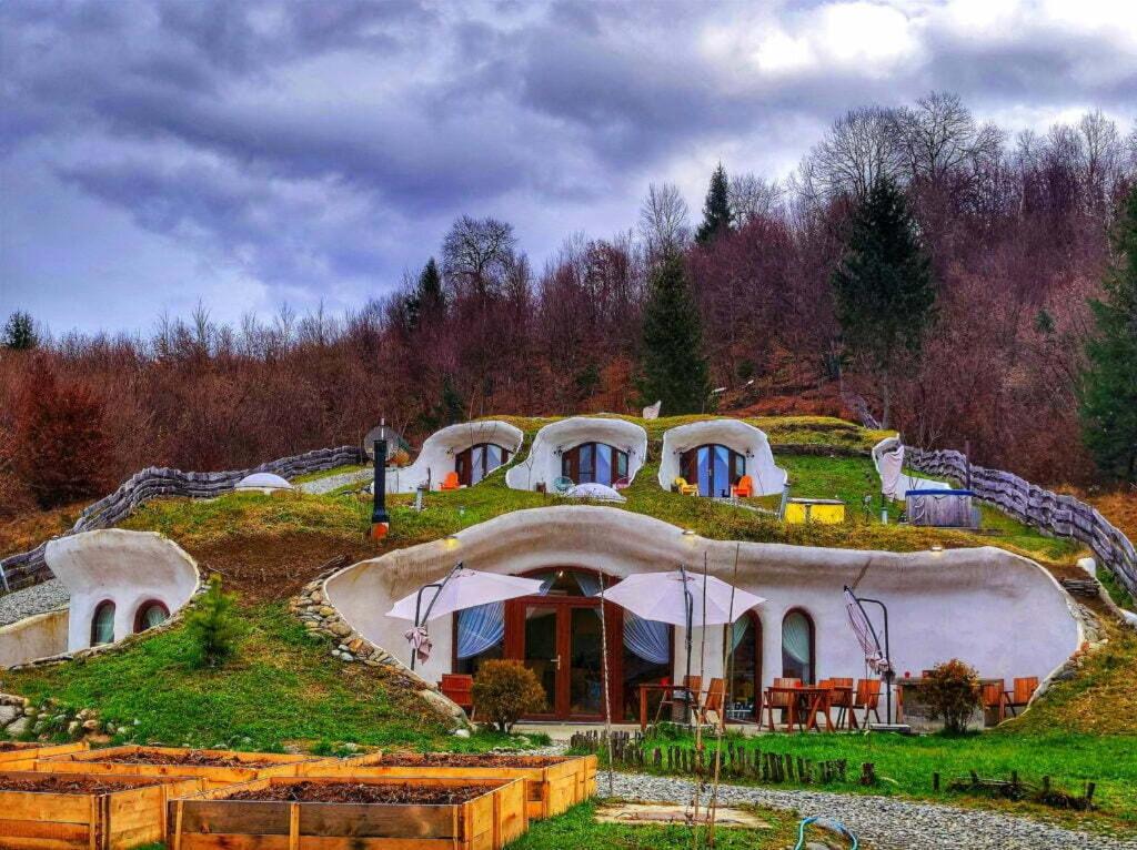 457832725.jpg Uită de camera clasică de hotel. Cazările din România unde poți dormi într-un TAB, într-un dom, pe apă sau într-o cazare construită într-un deal