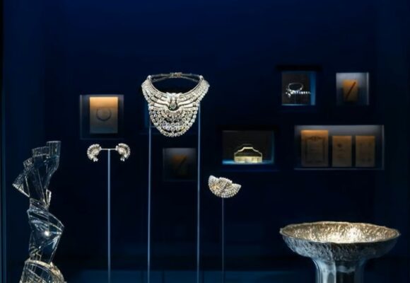 Hoții au furat un colier cu peste 600 de diamante, purtat de Regina Nazli în 1939. Europol trage un semnal de alarmă