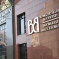 Bursa de Valori București este cea mai performantă bursă din lume, cu un avans de 49% de la începutul anului și de 82% în ultimele 12 luni. Creșterea este susținută de bănci, energie și investitori noi