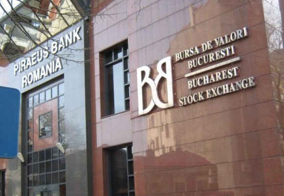 BVB-740x415.jpg Bursa de Valori București este cea mai performantă bursă din lume, cu un avans de 49% de la începutul anului și de 82% în ultimele 12 luni. Creșterea este susținută de bănci, energie și investitori noi