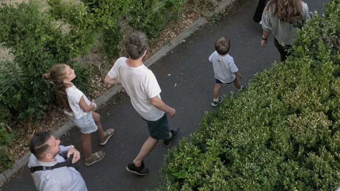 ND-1.webp.webp „Nu a avut timp să participe, cum nu are timp să desemneze Premierul. În schimb, are timp să stea în pantaloni scurți în fața blocului”