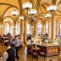 Cafenelele istorice din Viena păstrează ziarele tipărite pe mesele clienților. Unele localuri oferă gratuit până la cincisprezece publicații diferite zilnic
