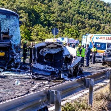 accident-soldat-cu-6-morti-si-27-de-raniti-pe-autostrada-in-italia-sursa-foto-italia-informa-com-e1785700245402.jpg Șase oameni au murit și 27 au fost răniți după un carambol devastator între un autocar, trei mașini și o autorulotă, în Italia I VIDEO