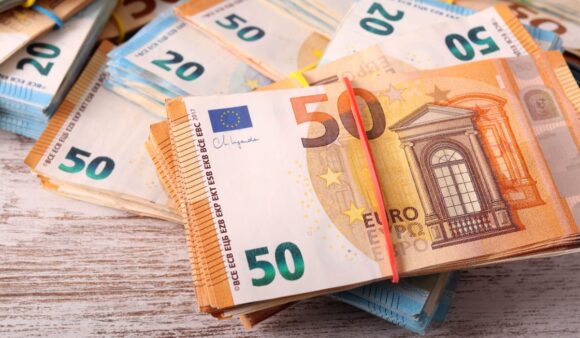 bancnote-euro-14.jpg Ce sumă au primit partidele politice de la stat în august. Partidele care au încasat cei mai mulți bani