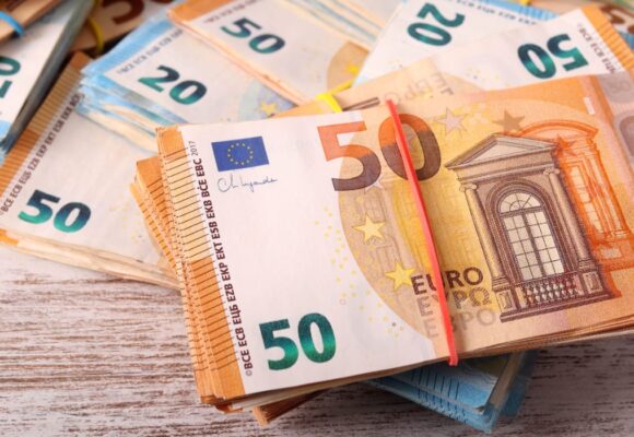 bancnote-euro-14.jpg Ce sumă au primit partidele politice de la stat în august. Partidele care au încasat cei mai mulți bani