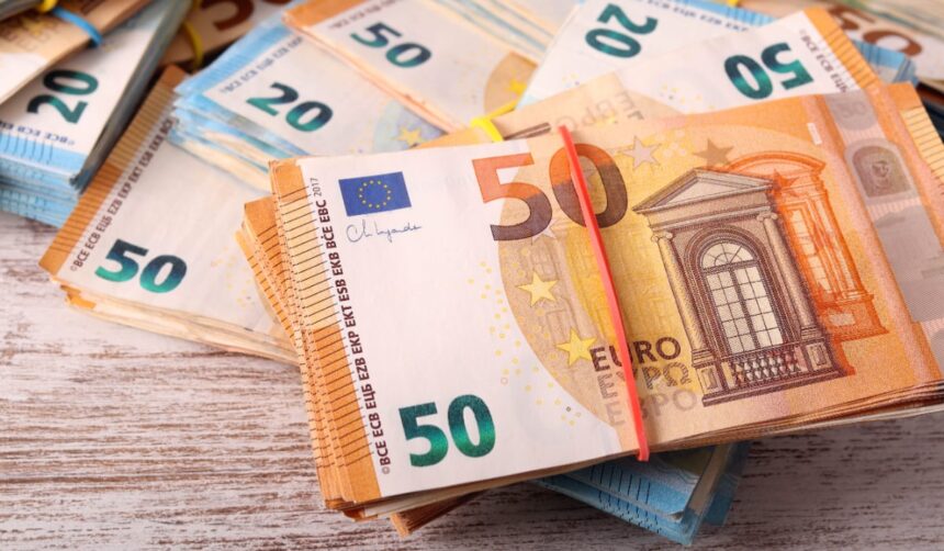 bancnote-euro-14.jpg Ce sumă au primit partidele politice de la stat în august. Partidele care au încasat cei mai mulți bani