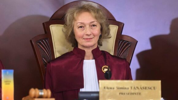 ccr-nu-neaga-acuzatia-psd-care-a-spus-ca-ilie-bolojan-a-discutat-cu-simina-tanasescu-inainte-de-decizia-pe-legea-ani-in-biroul-presedintelui-senatului-e1786797160836.jpg Simina Tănăsescu nu își dă demisia de la CCR după discuția secretă cu Bolojan și explică de ce s-a văzut cu premierul