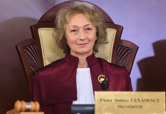 ccr-nu-neaga-acuzatia-psd-care-a-spus-ca-ilie-bolojan-a-discutat-cu-simina-tanasescu-inainte-de-decizia-pe-legea-ani-in-biroul-presedintelui-senatului-e1786797160836.jpg Simina Tănăsescu nu își dă demisia de la CCR după discuția secretă cu Bolojan și explică de ce s-a văzut cu premierul
