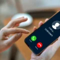 „Cuvântul secret” care te protejează pe tine și pe familia ta de fraudele la telefon realizate cu ajutorul Inteligenței Artificiale. Ce recomandă experții