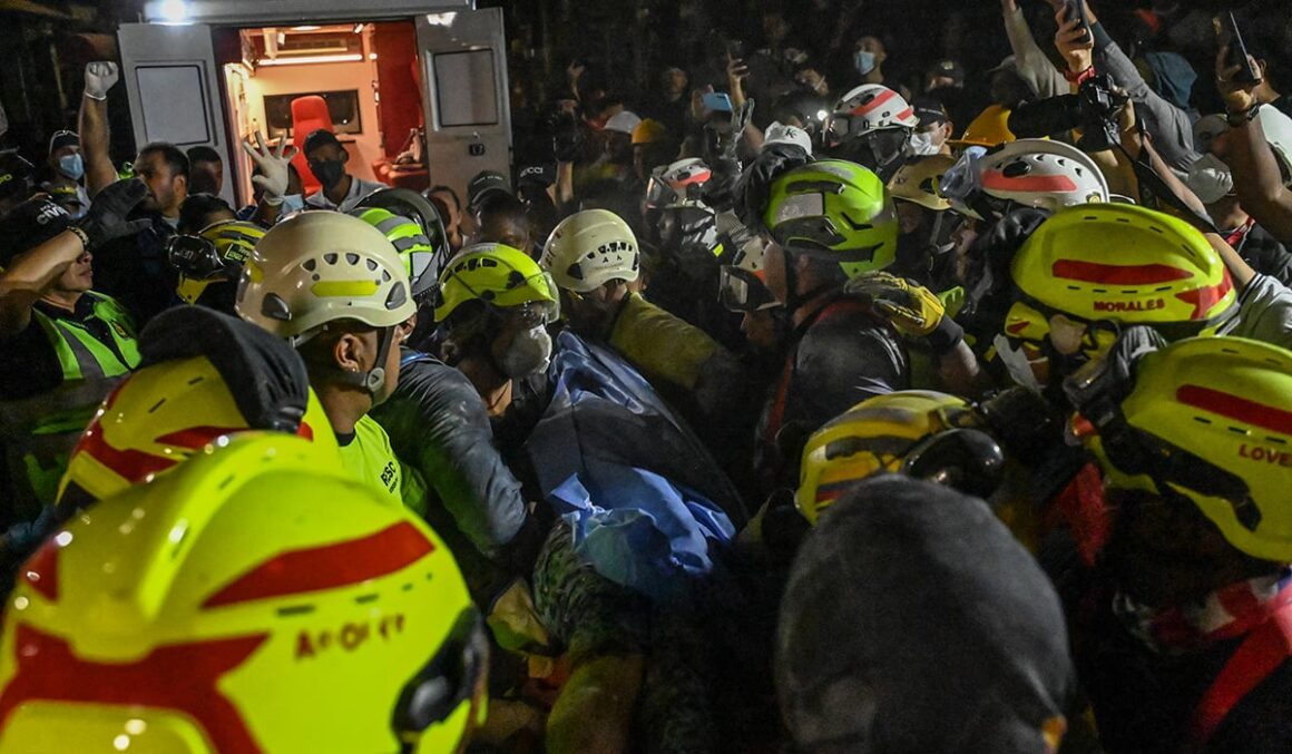 daniela-largos-columbia-foto-afp.jpg Femeie salvată în Columbia, la 36 de ore după cutremurul de 7,4 grade