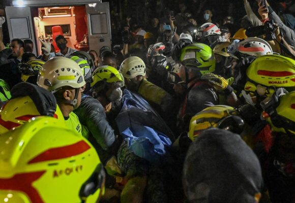 daniela-largos-columbia-foto-afp.jpg Femeie salvată în Columbia, la 36 de ore după cutremurul de 7,4 grade