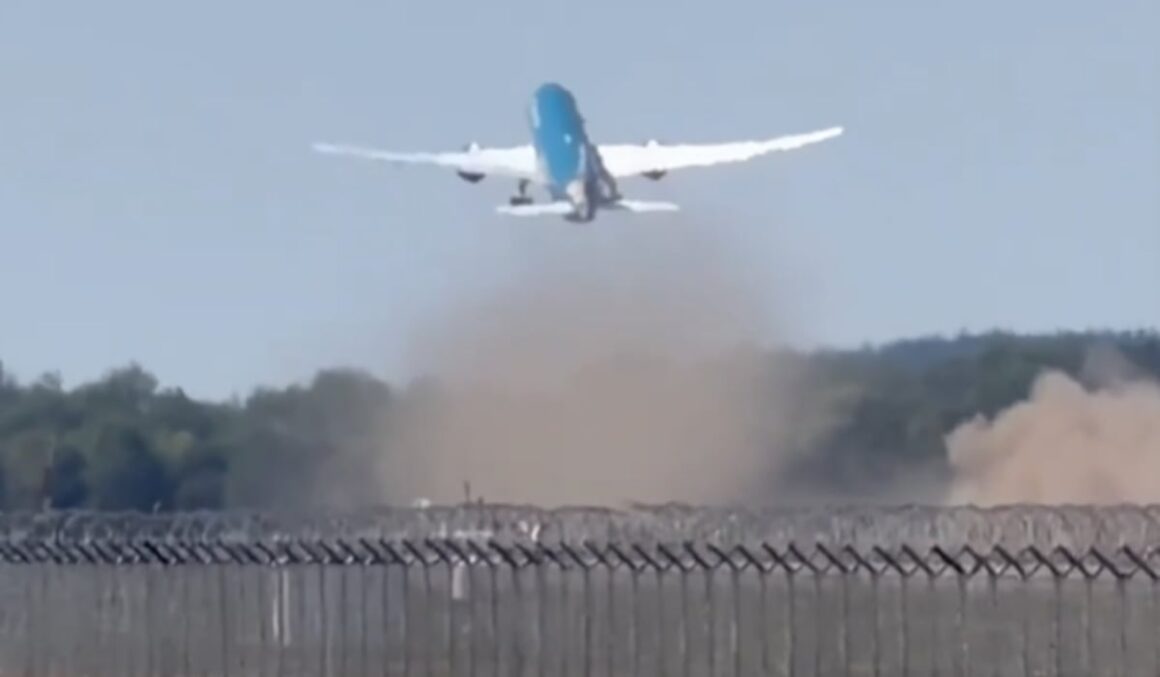 decloare-boeing-787-al-vietnam-airlines.jpg Nori de praf în timpul decolării unui Boeing de la München. Zborul s-ar fi putut termina „într-o minge de foc”, spune un expert în aviație | VIDEO