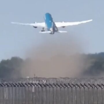 decloare-boeing-787-al-vietnam-airlines.jpg Nori de praf în timpul decolării unui Boeing de la München. Zborul s-ar fi putut termina „într-o minge de foc”, spune un expert în aviație | VIDEO