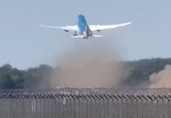 decloare-boeing-787-al-vietnam-airlines.jpg Nori de praf în timpul decolării unui Boeing de la München. Zborul s-ar fi putut termina „într-o minge de foc”, spune un expert în aviație | VIDEO